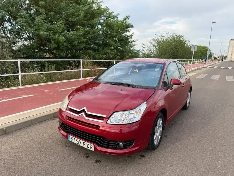 Usado Citroën C4 110 CV (80 kW) 2007 Granate Berlina