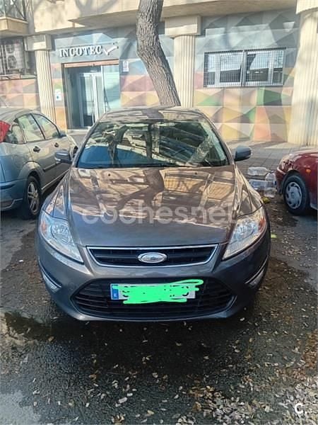Usado Ford Mondeo Limited 140 CV (102 kW) 2011 Gris / plata Berlina