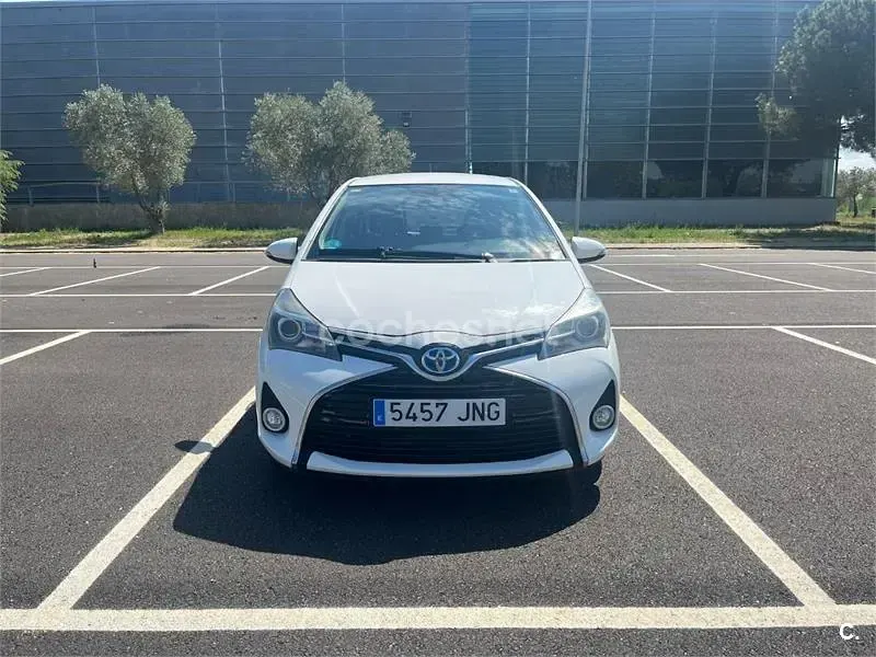 Usado Toyota Yaris Hybrid Active 100 CV (73 kW) 2016 Blanco Berlina