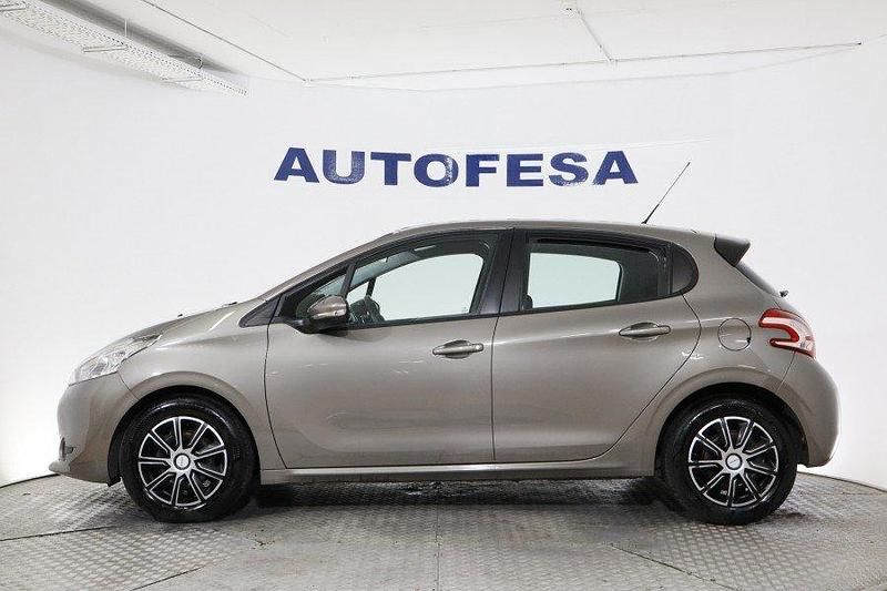 Usado Peugeot 208 Active 82 CV (60 kW) 2014 Plateado Utilitario