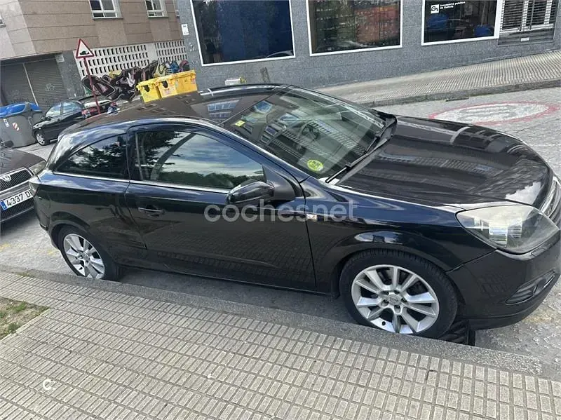 Usado Opel Astra GTC Sport 120 CV (88 kW) 2006 Negro Berlina