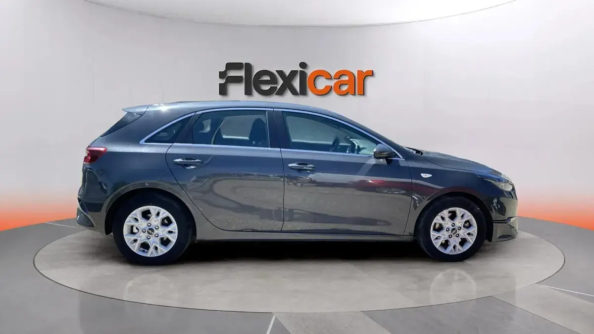 Usado Kia Ceed 136 CV (100 kW) 2023 Gris Utilitario