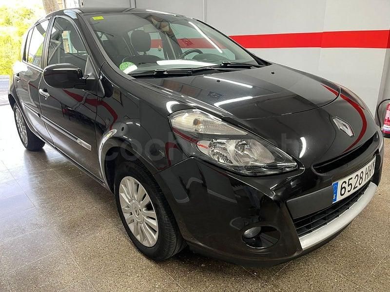Begagnad Renault Clio IV Dynamique 105 HK (77 kW) 2012 Svart Sedan