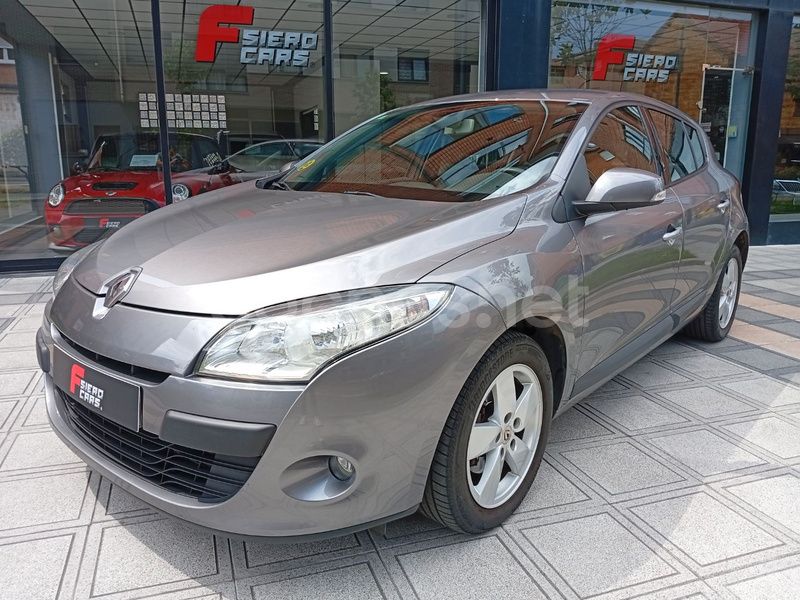 Gris / plata Usado 2009 Renault Mégane III Expression Berlina | 7500 € (Caro) - Imagen 1/4