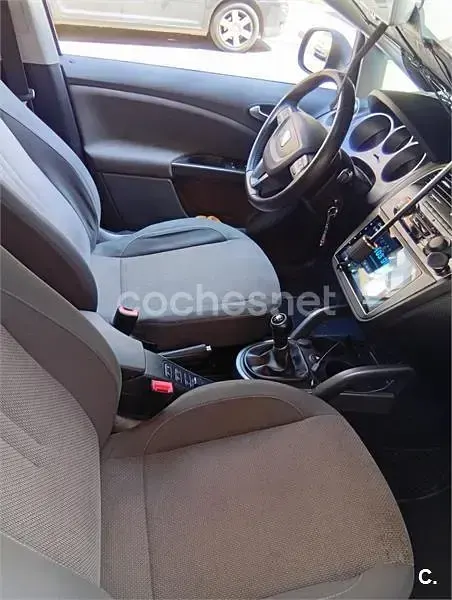 Usado Seat Altea XL Ecomotive 105 CV (77 kW) 2010 Beige Monovolumen