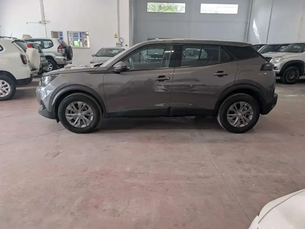 Usado Peugeot 2008 Active 110 CV (80 kW) 2021 Gris SUV