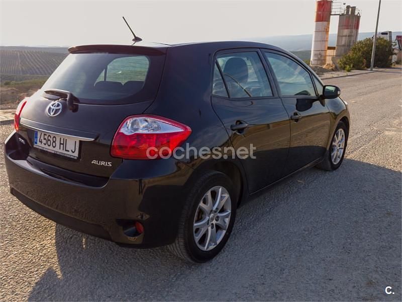 Usado Toyota Auris Active 132 CV (97 kW) 2012 Negro Berlina