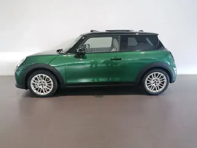 Usado Mini Cooper Favoured 156 CV (114 kW) 2024 Verde Utilitario