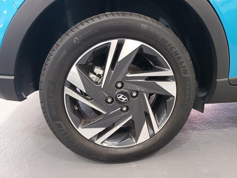 Usado Hyundai Bayon Blackline 100 CV (73 kW) 2023 Azul turquesa (techo negro) SUV