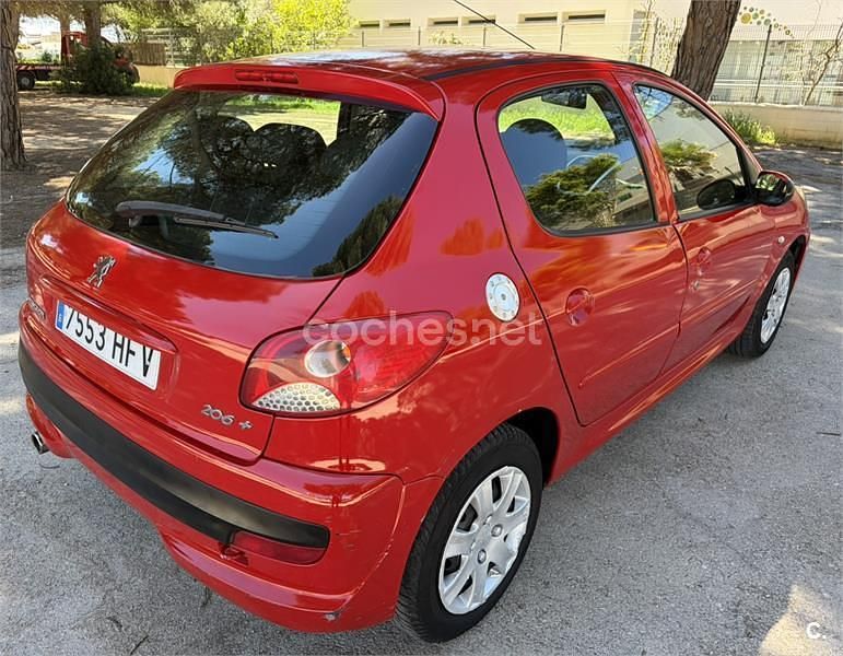 Usado Peugeot 206+ 60 CV (44 kW) 2011 Rojo Utilitario