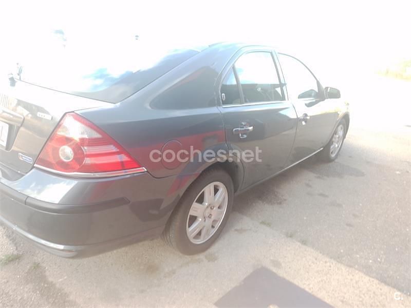 Usado Ford Mondeo Trend 155 CV (114 kW) 2006 Gris / plata Berlina