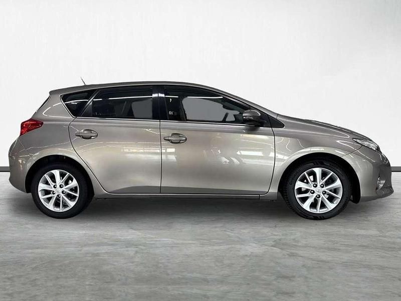 Usado Toyota Auris Active 90 CV (66 kW) 2015 Marrón Utilitario