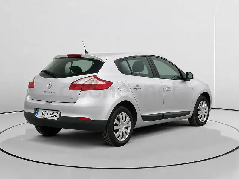 Usado Renault Mégane III Authentique 90 CV (66 kW) 2011 Gris / plata Berlina