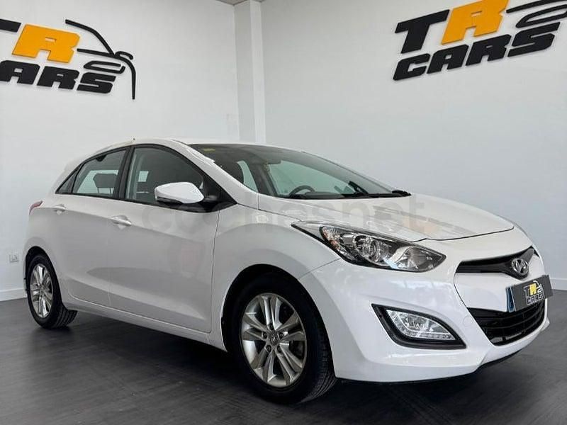 Usado Hyundai i30 100 CV (73 kW) 2014 Blanco Berlina