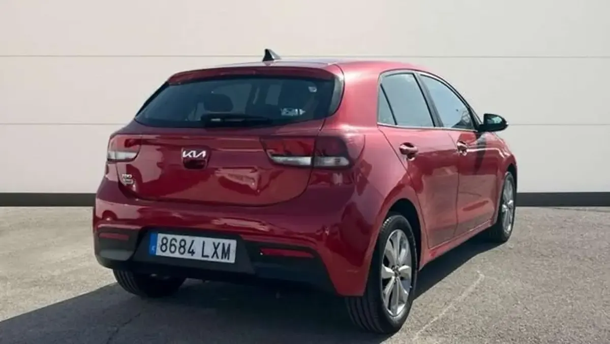 Usado Kia Rio 101 CV (74 kW) 2022 Rojo Utilitario