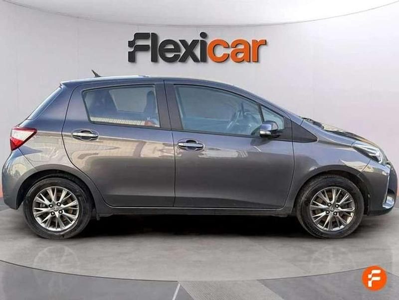 Usado Toyota Yaris Active 69 CV (50 kW) 2017 Gris Utilitario