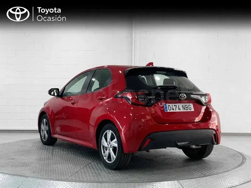 Usado Toyota Yaris Hybrid Active 116 CV (85 kW) 2025 Rojo Berlina