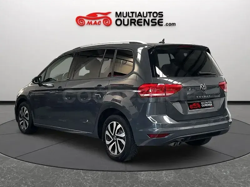 Usado VW Touran Advance 150 CV (110 kW) 2023 Gris / plata Monovolumen