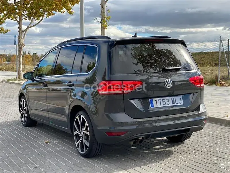 Usado VW Touran Sportline 150 CV (110 kW) 2020 Gris / plata Monovolumen