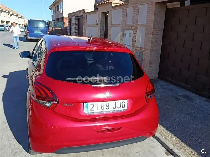 Usado Peugeot 208 Access 82 CV (60 kW) 2015 Granate Utilitario