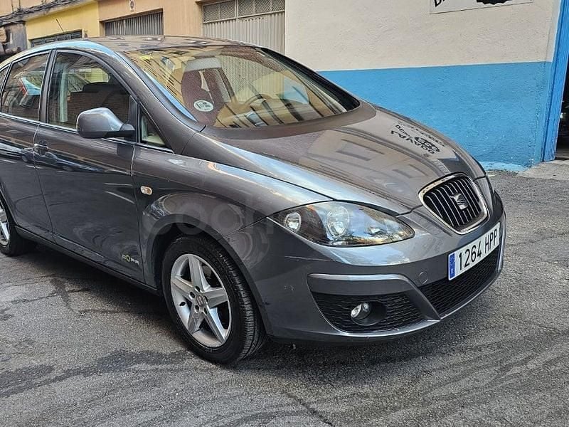 Usado Seat Altea Style 105 CV (77 kW) 2013 Violeta / lila Monovolumen