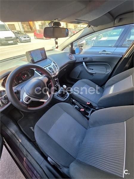 Usado Ford Fiesta 60 CV (44 kW) 2011 Granate Utilitario