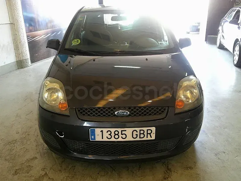 Usado Ford Fiesta Ghia 68 CV (50 kW) 2008 Gris / plata Utilitario
