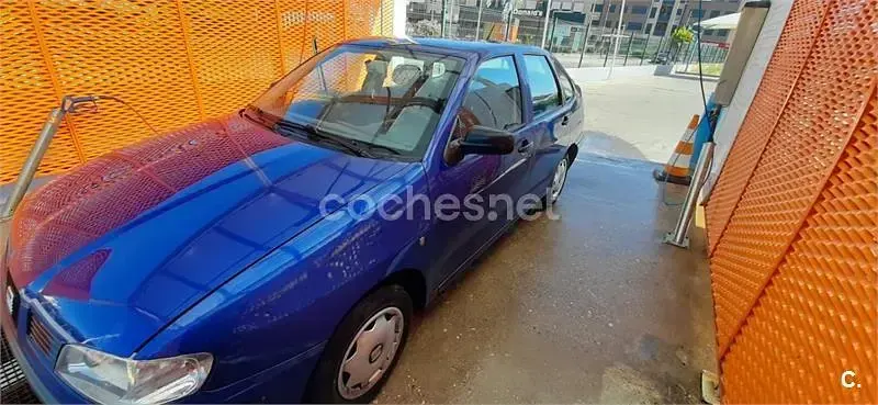 Usado Seat Cordoba 60 CV (44 kW) 2002 Azul Berlina