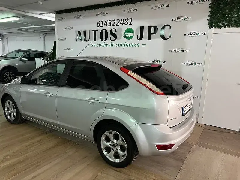 Usado Ford Focus Trend 109 CV (80 kW) 2009 Gris / plata Berlina
