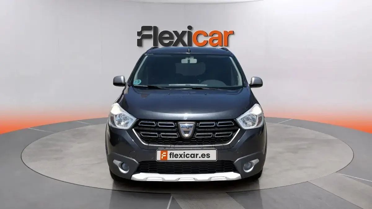 Usado Dacia Lodgy Comfort 116 CV (85 kW) 2022 Gris Monovolumen