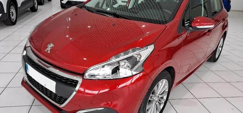Usado Peugeot 208 82 CV (60 kW) 2019 Rojo Utilitario