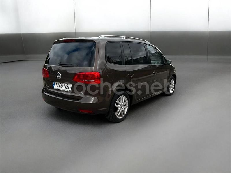 Usado VW Touran Advance 105 CV (77 kW) 2013 Marrón Monovolumen