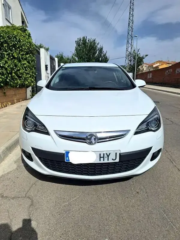 Usado Opel Astra GTC Selective 136 CV (100 kW) 2014 Blanco Utilitario