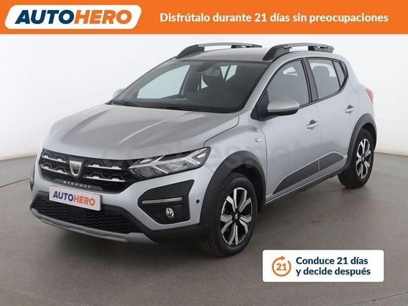 Usado Dacia Sandero Comfort 91 CV (66 kW) 2022 Gris Utilitario