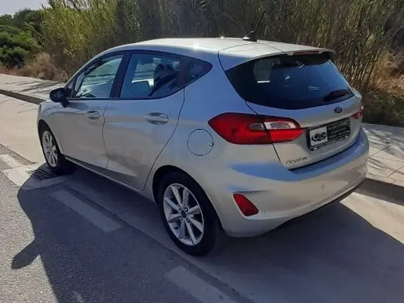 Usado Ford Fiesta Trend 75 CV (55 kW) 2021 Gris / plata Utilitario
