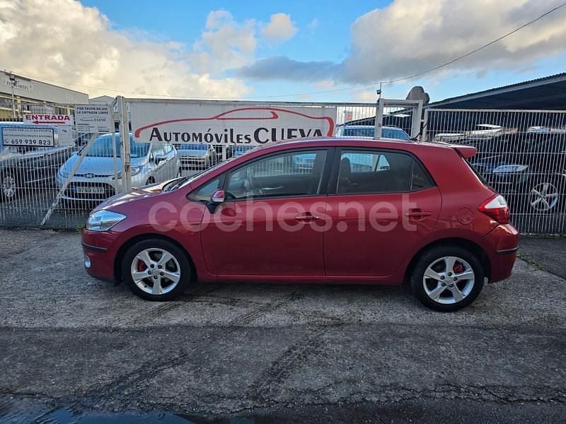Usado Toyota Auris Sol 126 CV (92 kW) 2007 Granate Berlina