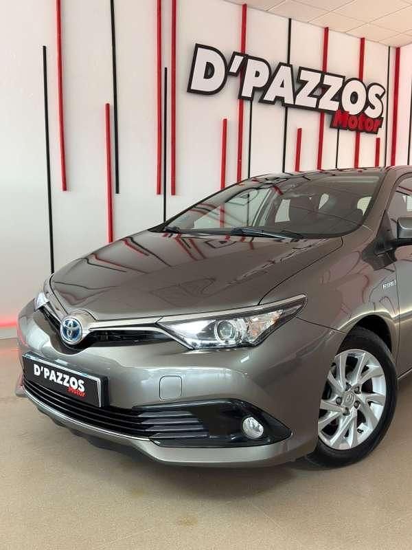 Usado Toyota Auris Hybrid Business Edition 136 CV (100 kW) 2017 Beige Utilitario