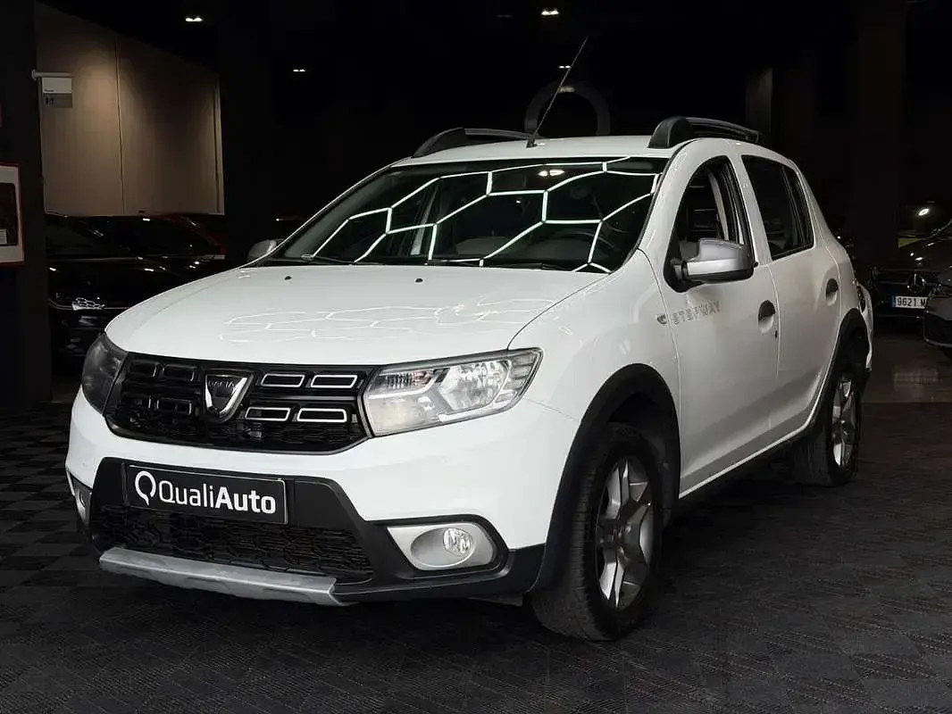 Usado Dacia Sandero Comfort 90 CV (66 kW) 2019 Blanco Utilitario
