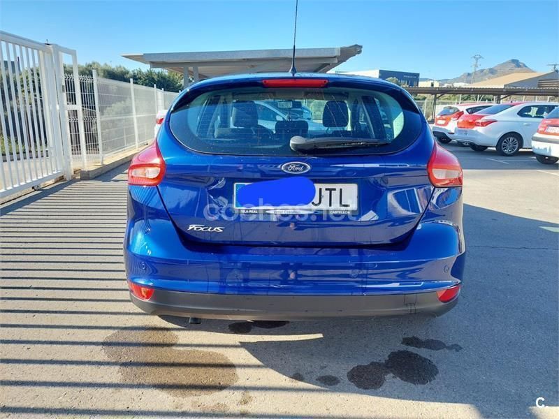 Usado Ford Focus Trend 120 CV (88 kW) 2016 Azul Berlina
