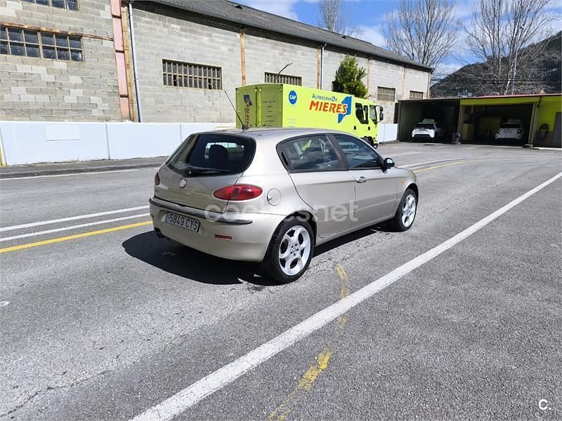 Usado Alfa Romeo 147 Progression 115 CV (84 kW) 2004 Beige Utilitario