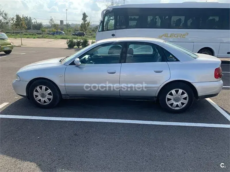 Usado Audi A4 150 CV (110 kW) 1999 Gris / plata Berlina