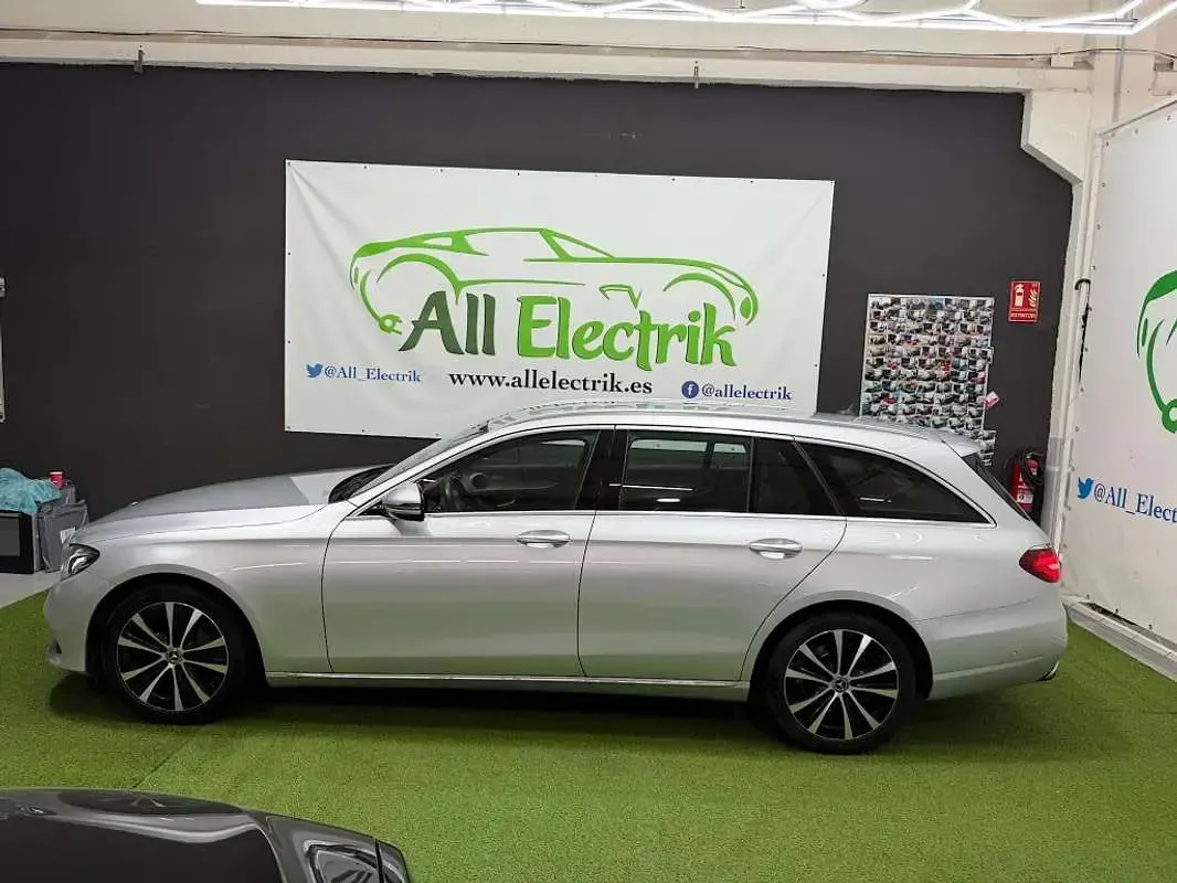Usado Mercedes E300 306 CV (225 kW) 2019 Plateado Familiar