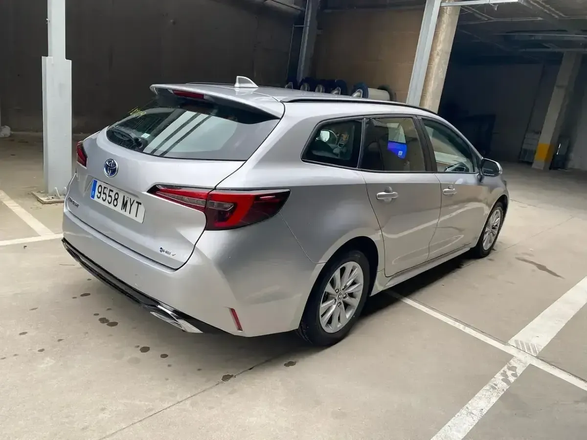 Usado Toyota Corolla Active 140 CV (102 kW) 2025 Plata Familiar