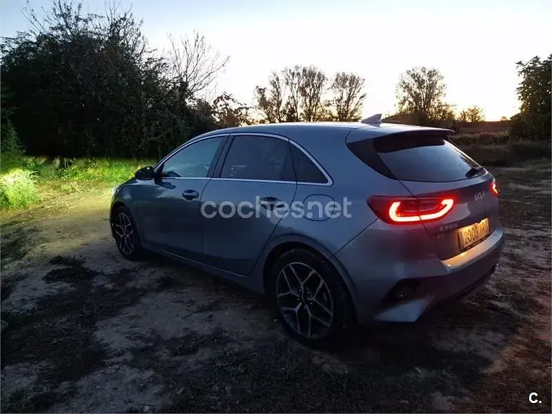 Usado Kia Ceed 136 CV (100 kW) 2024 Gris / plata Utilitario