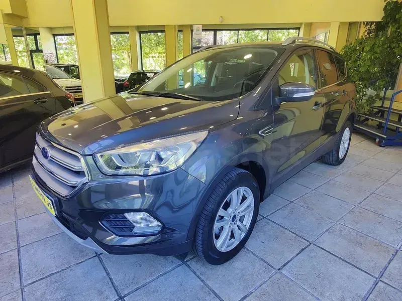 Usado Ford Kuga Trend 150 CV (110 kW) 2019 Gris / plata SUV