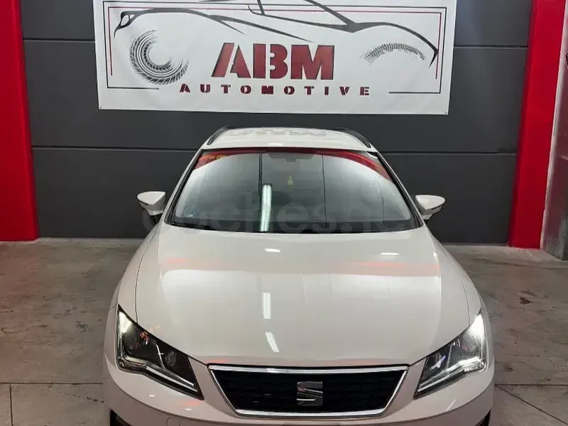 Usado Seat Leon Style 130 CV (95 kW) 2019 Blanco Familiar
