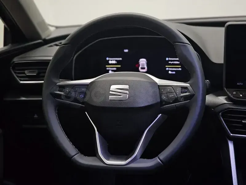 Usado Seat Leon Style 116 CV (85 kW) 2025 Gris / plata Berlina