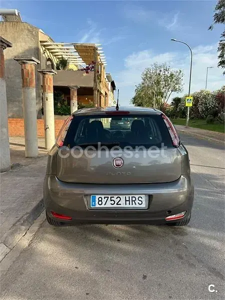 Usado Fiat Punto Pop 69 CV (50 kW) 2013 Gris / plata Utilitario