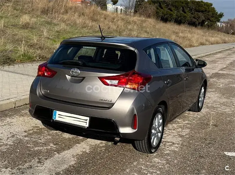 Usado Toyota Auris Business Edition 90 CV (66 kW) 2015 Beige Berlina