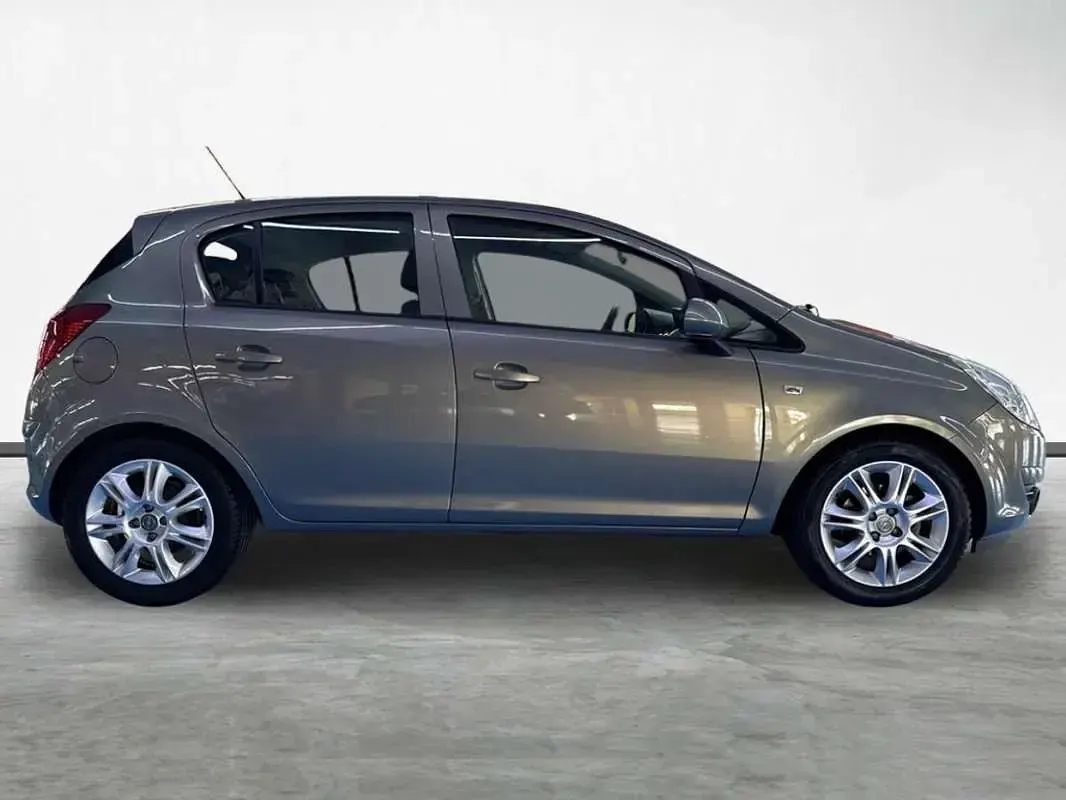 Usado Opel Corsa Cosmo 101 CV (74 kW) 2010 Negro Utilitario